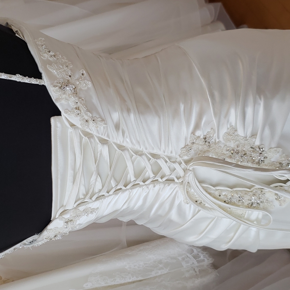Silky satin Maggie Sottero gown - Picture 5 of 7